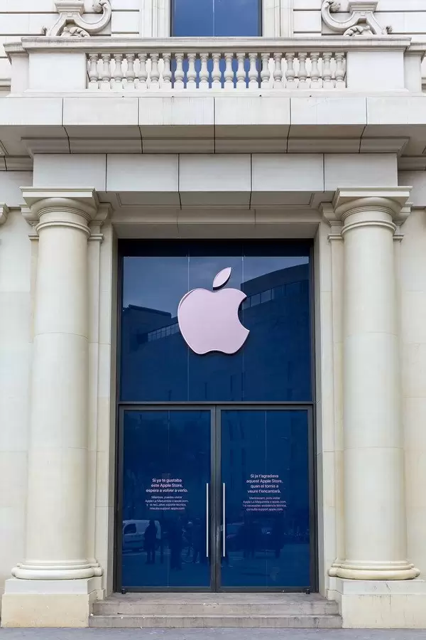 Nahaufnahme der blauen Tür eines Applestore-Geschäfts nahe des Katalonienplatz im Zentrum von Barcelona, Spanien