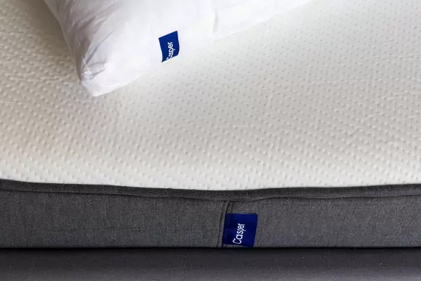 Nahaufnahme der Casper-Matratze aus atmungsaktivem Memoryschaum und offenzelligem Latex, unterstützt die Wirbelsäule im Schlaf