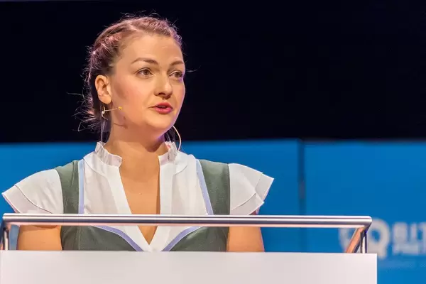 Nahaufnahme der CSU-Politikerin und bayrischen Staatsministern Judith Gerlach bei ihrer Rede auf der Gründermesse Bits19