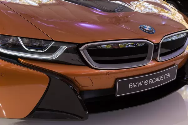 Nahaufnahme der Front des BMW i8 Roadsters