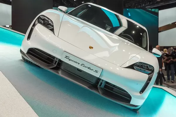 Nahaufnahme der Fronthaube des elektrischen Sportwagens Taycan Turbo S von Porsche