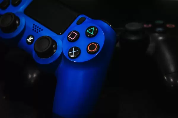 Nahaufnahme der Joysticks und Buttons eines blauen Playstation-Controllers