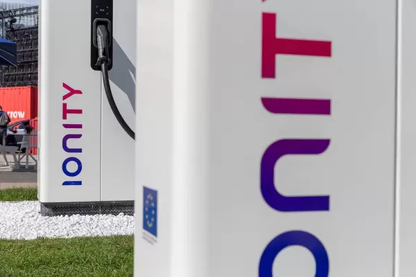 Nahaufnahme der neuen europäischen Ladesäulen IONITY HPC mit Ladestecker