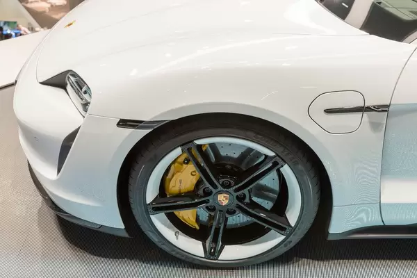 Nahaufnahme der Räder des Porsche Tycoon Turbo S, Bremsenergierückgewinnung durch Elektromotoren mit Torque Vectoring