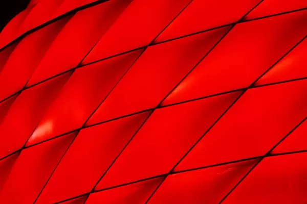 Nahaufnahme der roten Beleuchtung vom Allianz Arena Fußballstadion bei Nacht