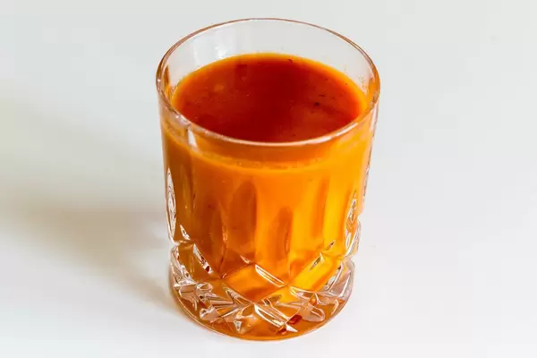 Nahaufnahme der spanischen Gemüsesuppe "Gazpacho" von Innocent in einem Glas, isoliert vor weißem Hintergrund