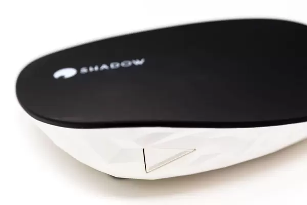 Nahaufnahme der Streamingbox Shadow Ghost in schwarz und weiß mit Knopf