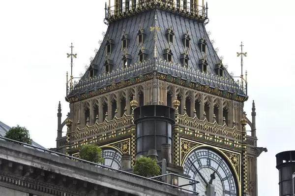 Nahaufnahme der Zifferblätter von Big Ben