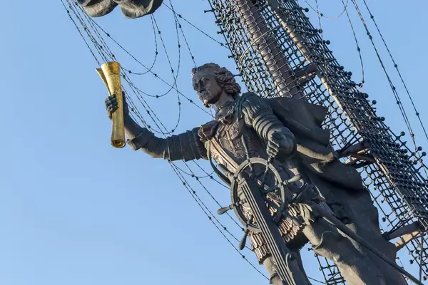 Nahaufnahme des Denkmals für Peter I. in Moskau