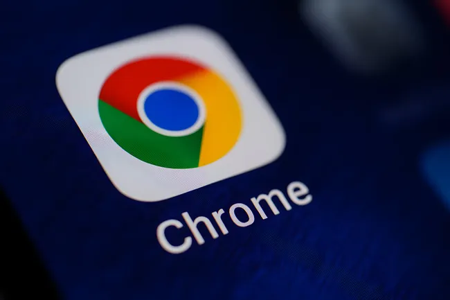 Nahaufnahme des Google Chrome App-Symbols auf Smartphone-Display