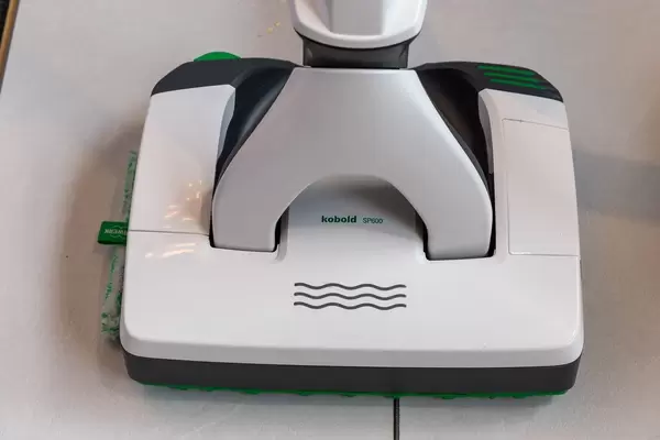 Nahaufnahme des Kobold SP600 - Saugwischer zur Reinigung von Tierhaaren auf Fliesen, wird auf der Hundemesse 2019 in Köln ausgestellt