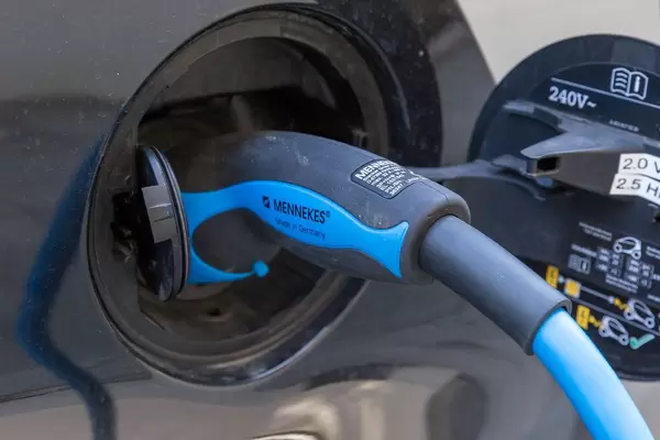 Nahaufnahme des Ladevorgangs eines Elektro-Autos mit Ökostrom