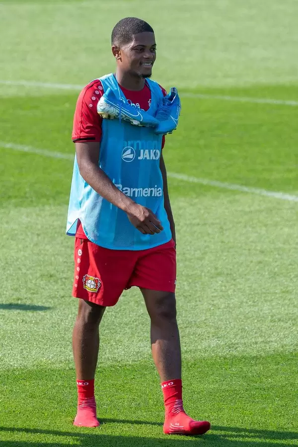 Nahaufnahme des Profi-Fußballers Leon Bailey ohne Schuhe, nach dem Mannschaftstraining