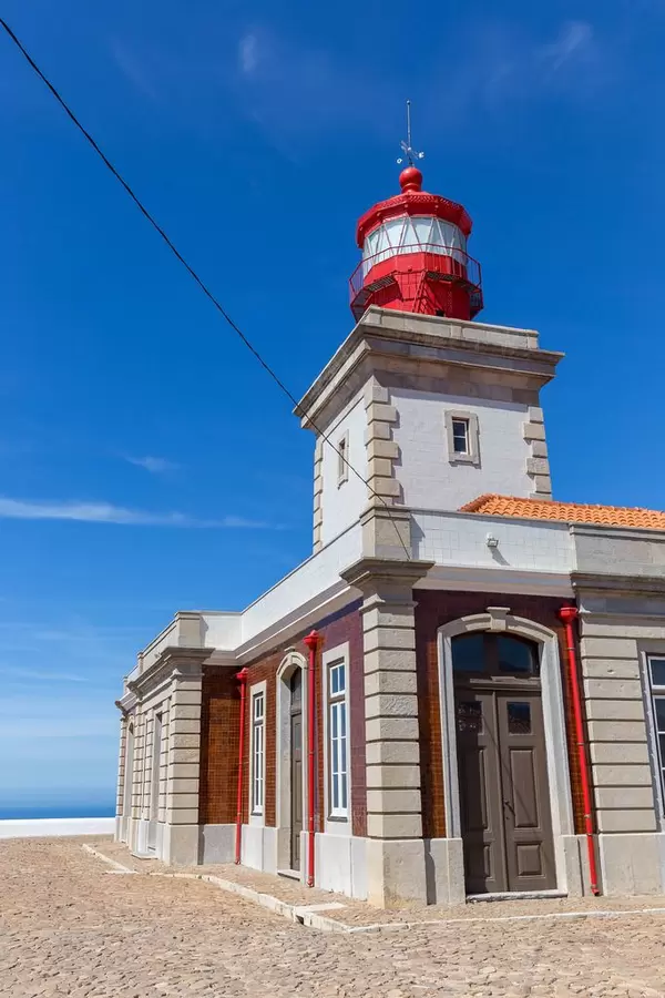Nahaufnahme des roten Leuchtturms am Cabo da Roca