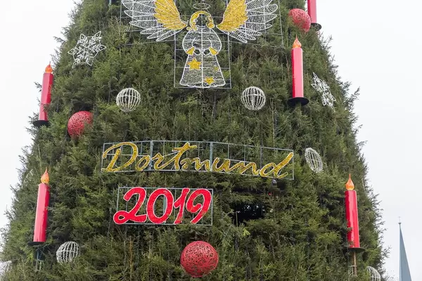 Nahaufnahme des Schriftzugs "Dortmund 2019" und Engel mit Heiligenschein am großen Weihnachtsbaum
