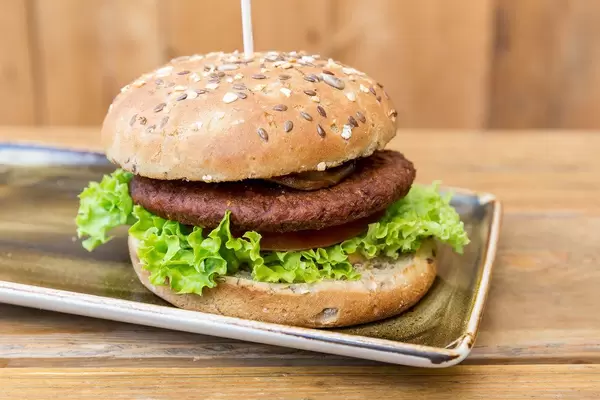 Nahaufnahme des veganen Burgers und Fleischersatz "Naturbursche" von Moving Mountains ist jetzt Teil der Speisekarte von Hans im Glück
