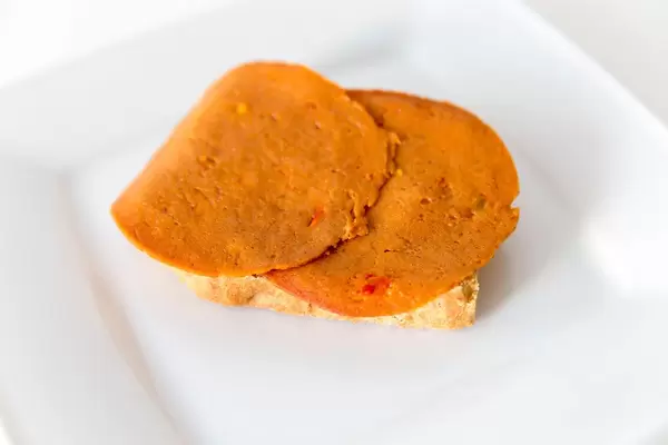 Nahaufnahme des veganev Fitnessfood und Fleischersatz "Seiten Paprika" von Grün Gold ist laktosefrei