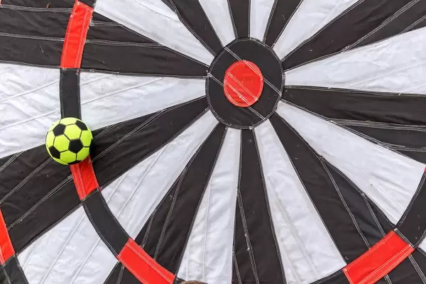 Nahaufnahme einer aufblasbaren Foot Darts Zielscheibe