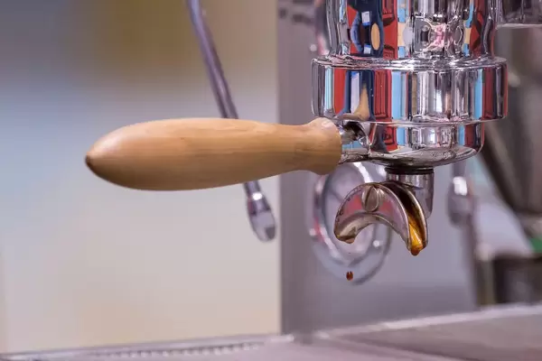 Nahaufnahme einer Espressomaschine aus Edelstahl