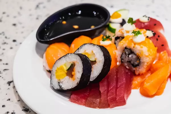 Nahaufnahme einer farbenfrohen Sushiplatte