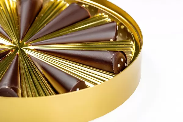 Nahaufnahme einer goldenen Schachtel mit Pralinen