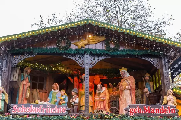 Nahaufnahme einer großen Weihnachtskrippe auf dem Weihnachtsmarkt, mit dem Jesusbaby, Maria, Josef und den heiligen drei Königen