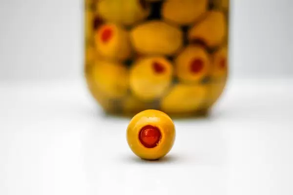 Nahaufnahme einer grünen Olive