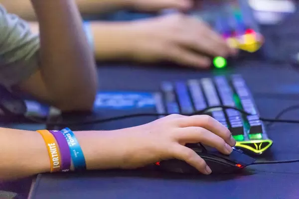 Nahaufnahme einer Hand mit Gaming-Maus