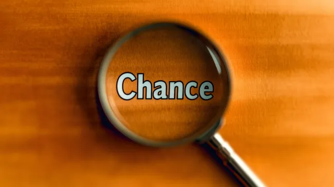 Nahaufnahme einer Lupe mit dem Wort 'Chance'