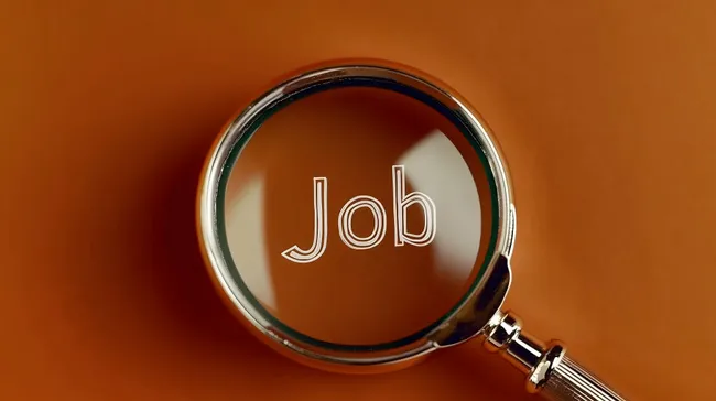 Nahaufnahme einer Lupe mit dem Wort 'Job'