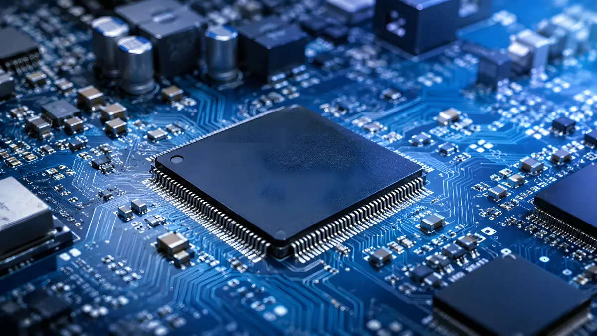 Nahaufnahme einer Platine mit blauem Mikrochip