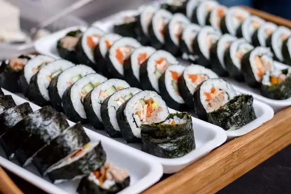 Nahaufnahme einer Platte mit Sushi-Röllchen