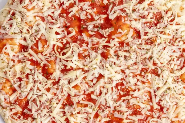 Nahaufnahme einer rohen Margherita vor der Zubereitung