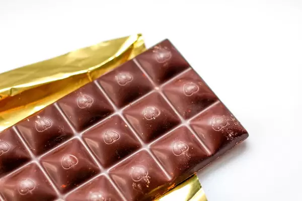 Nahaufnahme einer Schokoladentafel vor weißem Hintergrund