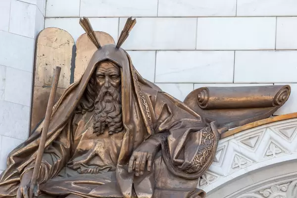 Nahaufnahme einer Skulptur über dem Eingang zur Christ-Erlöser-Kathedrale