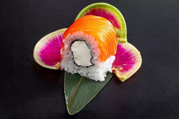 Nahaufnahme einer Sushirolle Philadelphia mit Lachs