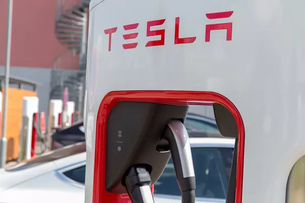 Nahaufnahme einer Tesla Ladesäule für Typ-2-Stecker für E-Autos