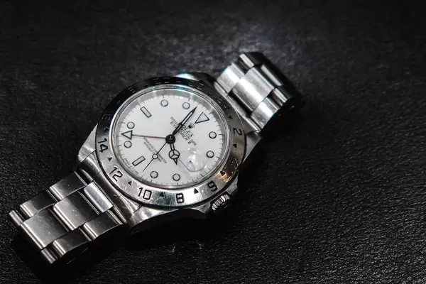 Nahaufnahme einer teuren Luxus-Armanduhr von Rolex