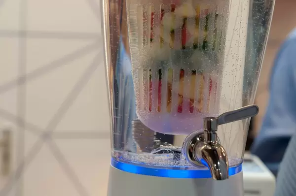 Nahaufnahme einer Wasserkaraffe von Domo