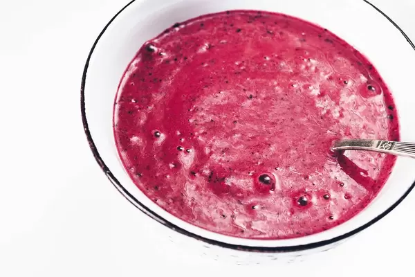 Nahaufnahme eines Beeren-Smoothies in weißer Schüssel