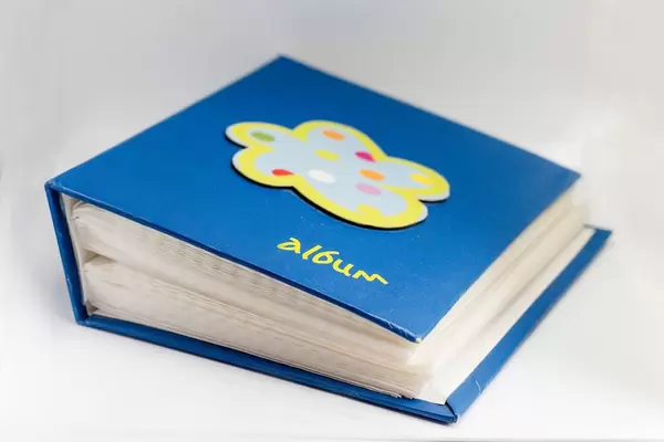 Nahaufnahme eines blauen Fotoalbums