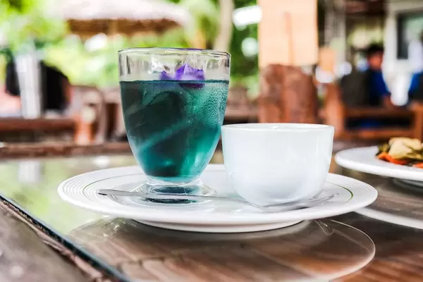 Nahaufnahme eines blauen kalten Minztees mit Zuckersyrup