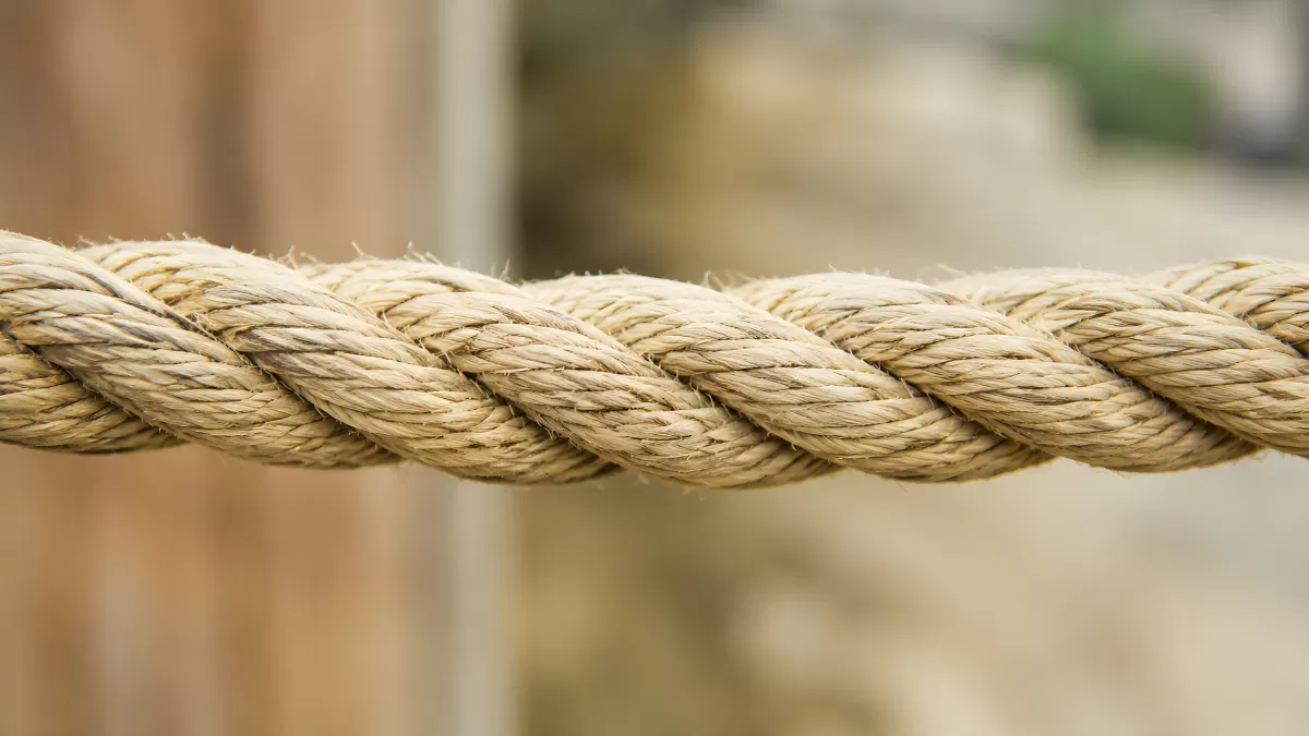 Nahaufnahme eines dicken gedrehten Naturfaserseils