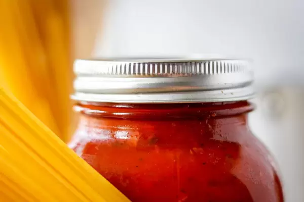 Nahaufnahme eines Glases mit Tomatensoße