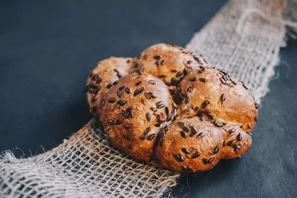 Nahaufnahme eines kleinen Mehrkornbrotlaibs