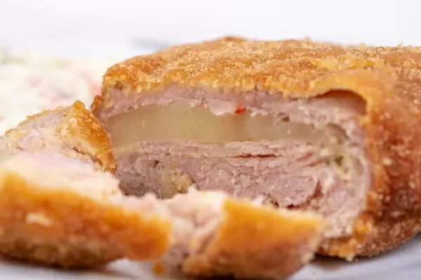 Nahaufnahme eines panierten Cordon Bleu Schnitzel