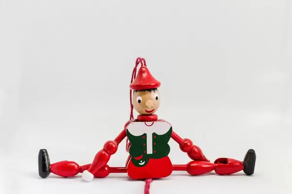 Nahaufnahme eines Pinocchio-Spielzeugs aus Holz