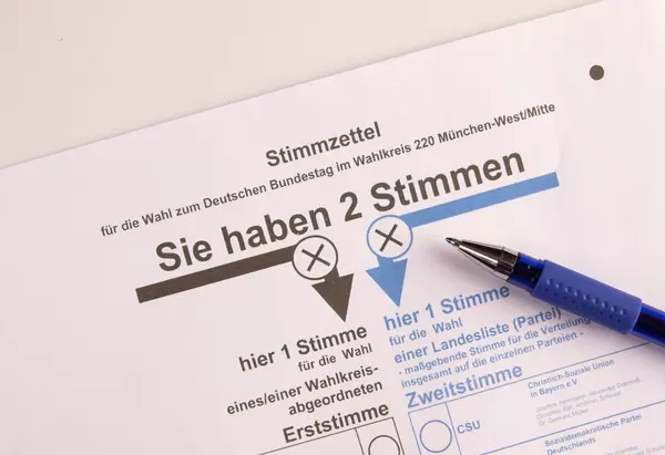 Nahaufnahme eines Stifts auf dem Stimmzettel