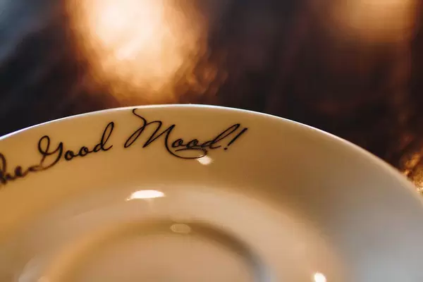 Nahaufnahme eines Tellers mit Beschriftung. Good mood