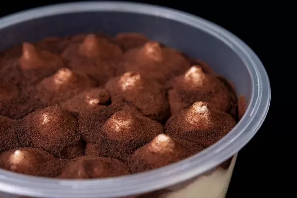 Nahaufnahme eines Tiramusi-Pudding mit Kakaopulver bestäubt